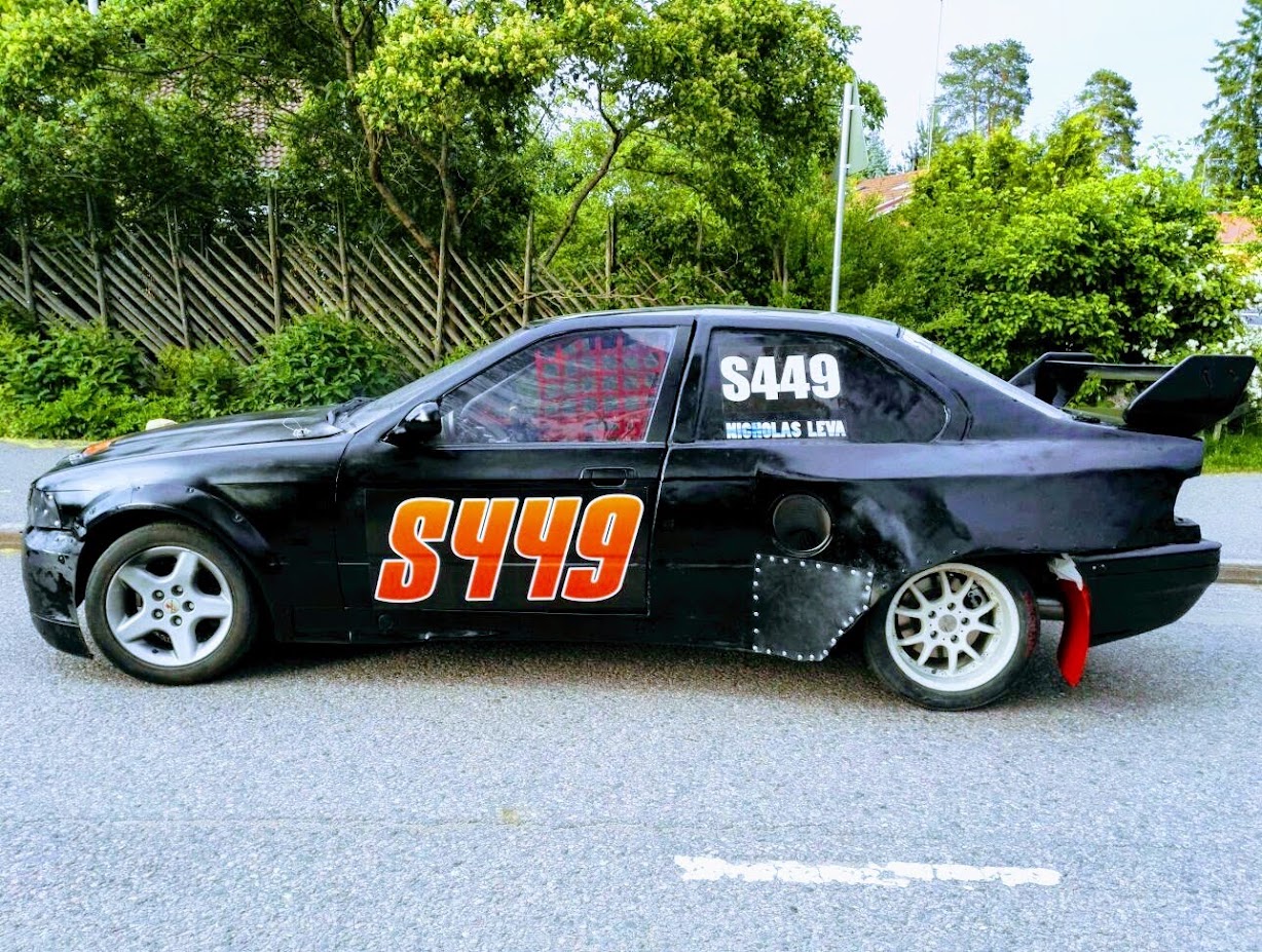 Nixu Racing Teamin kilpa-auto radalla